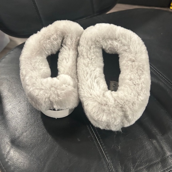 OluKai Women's Real Fur From Sheep Cuff Slip-On Slippers - Light Gray NWOT - Picture 9 of 9